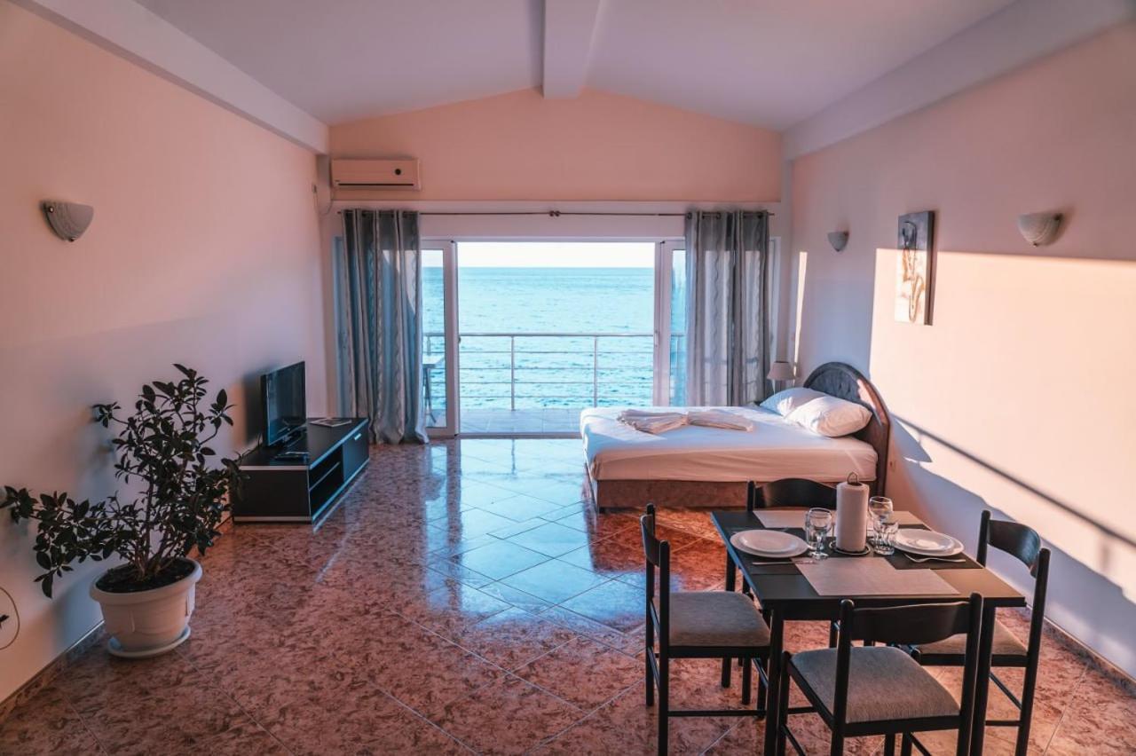 Kapriz Apartments Utjeha Ngoại thất bức ảnh